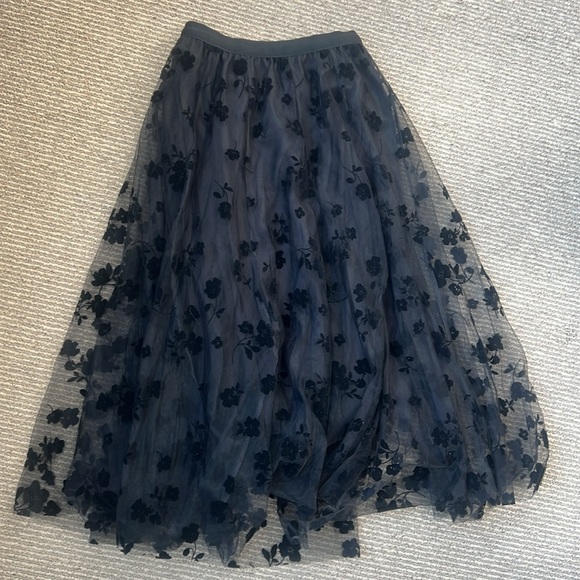 Elegant Black Floral Layered Skirt - Picture 2 of 4